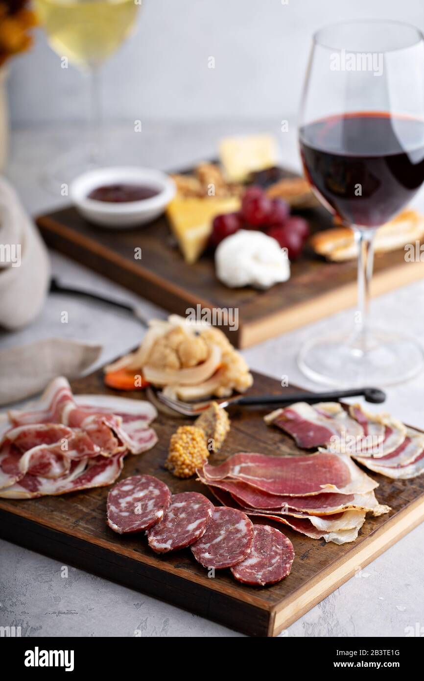 Salumeria a base di carne con verdure sottaceto e senape Foto Stock