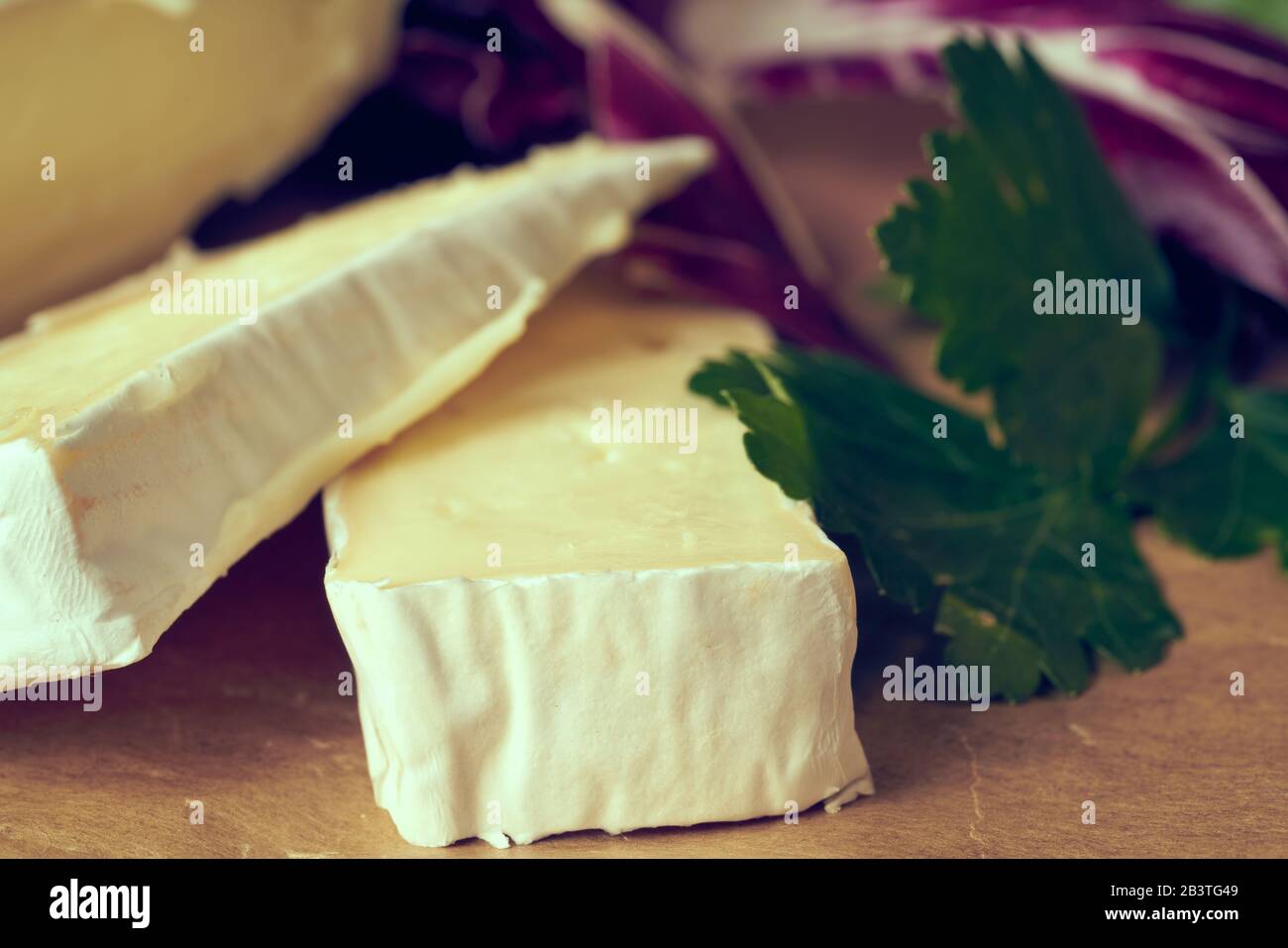 Brie formaggio su tavola da taglio primo piano foto. Foto Stock