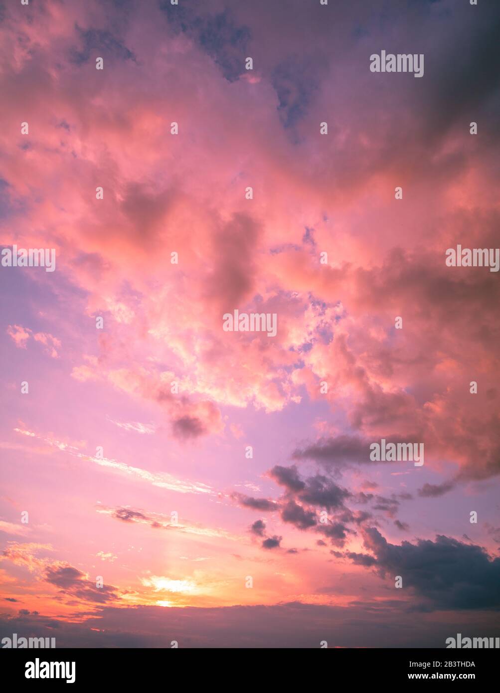 Cielo nuvoloso colorato al tramonto. Colore gradiente. Trama del cielo. Astratto sfondo naturale Foto Stock
