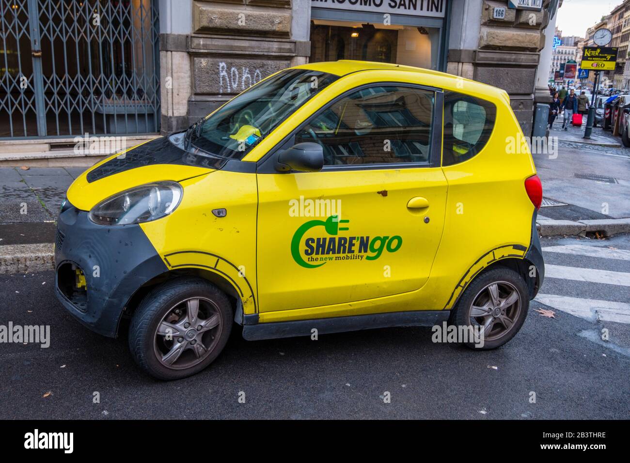 Condividi N'Go, auto elettrica per la condivisione, Roma, Italia Foto Stock