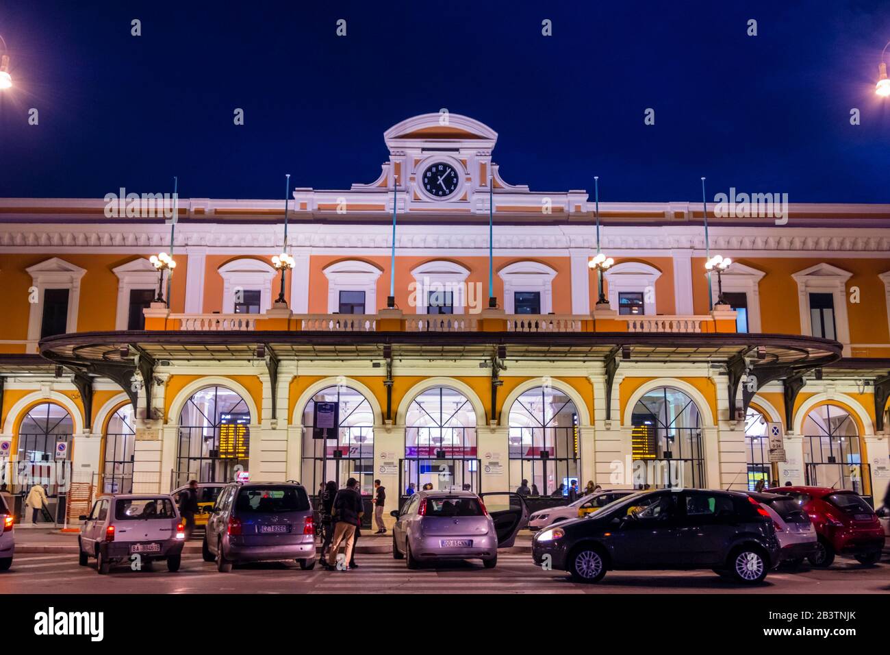 Bari Centrale, stazione ferroviaria principale, Piazza Aldo Moro, Bari, Puglia, Italia Foto Stock