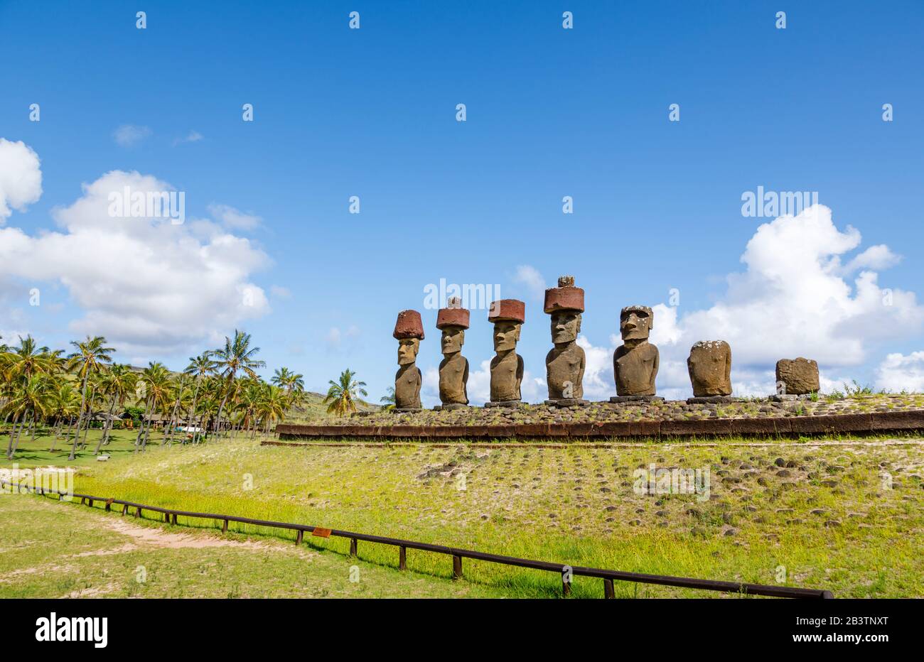 AHU Nao-Nao con la sua fila di moai restaurati in piedi, alcuni con nodi topici (pukao), sulla spiaggia di Anakena sulla costa settentrionale dell'isola di Pasqua (Rapa Nui), Cile Foto Stock