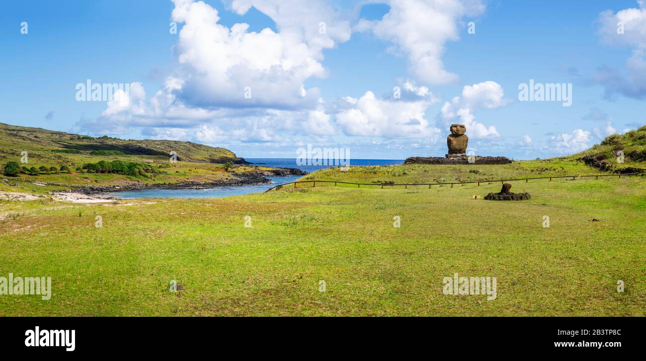 Spiaggia tropicale di Anakena e costa, costa nord dell'isola di Pasqua (Rapa Nui), Cile con vista del moai sulla piattaforma Ahu E Alto sullo skyline Foto Stock