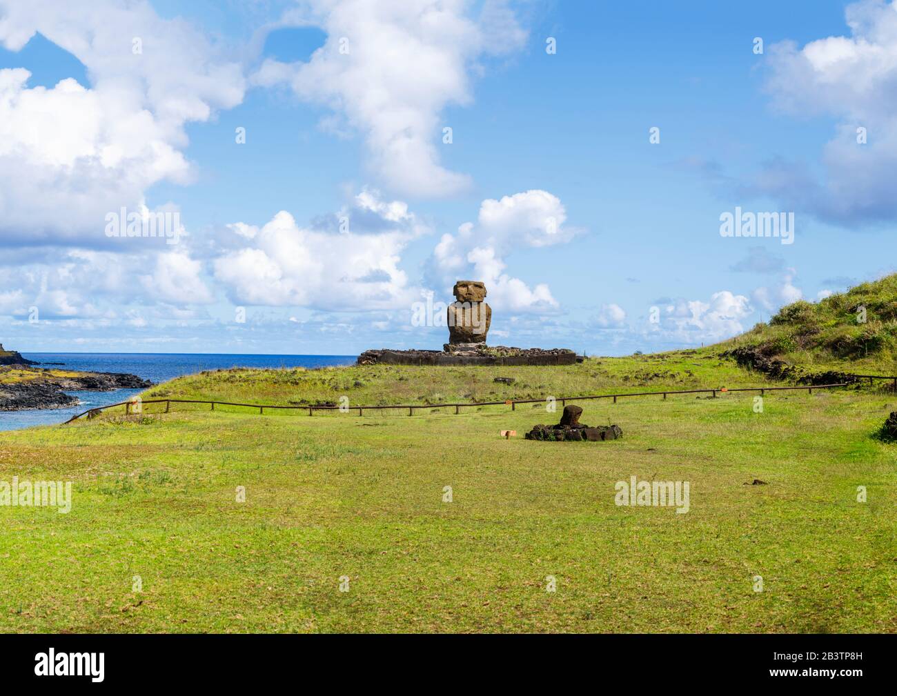 Vista dello skyline del moai sulla piattaforma Ahu E Sulla cima della scogliera a Anakena Beach sulla costa nord dell'isola di Pasqua (Rapa Nui), Cile Foto Stock