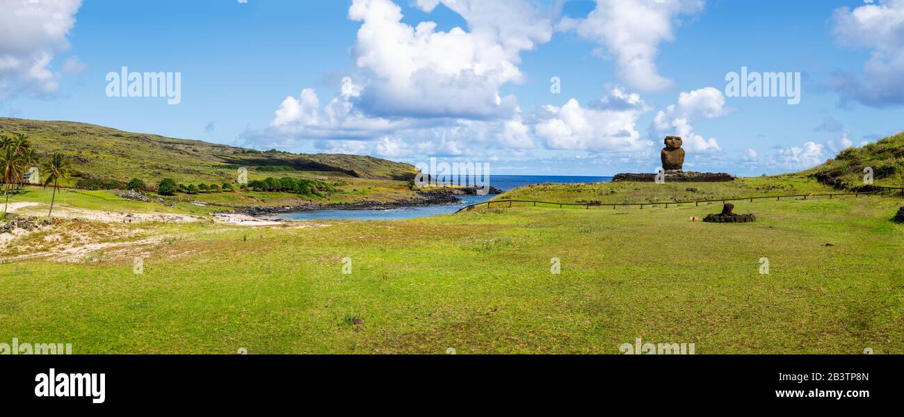 Spiaggia di sabbia tropicale di Anakena e costa sulla costa nord dell'isola di Pasqua (Rapa Nui), Cile con vista dello skyline del moai sulla piattaforma Ahu E Temperatura Foto Stock