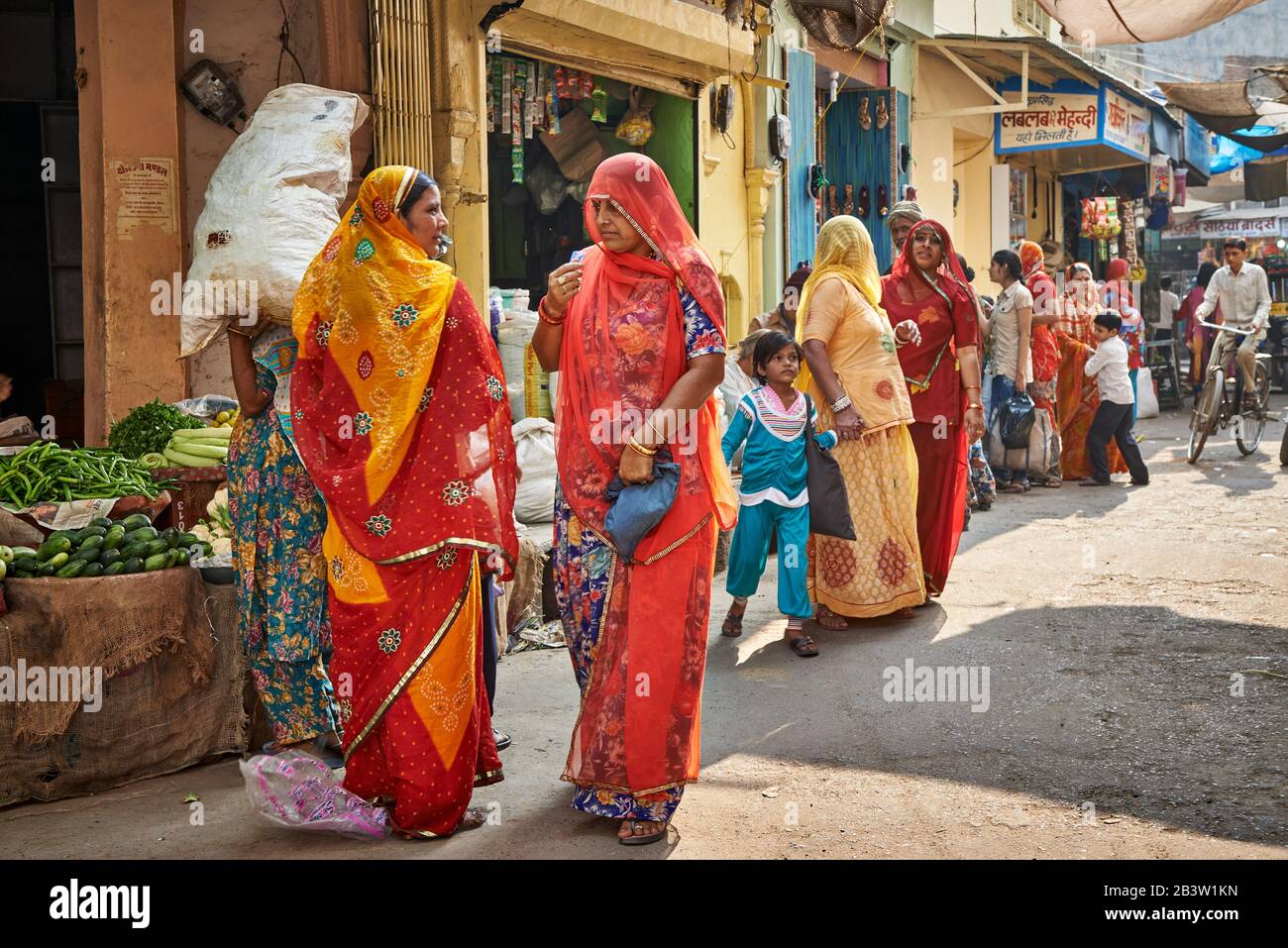 Vita di strada colorata con le donne vestite in saris, Bikaner, Rajasthan, India Foto Stock