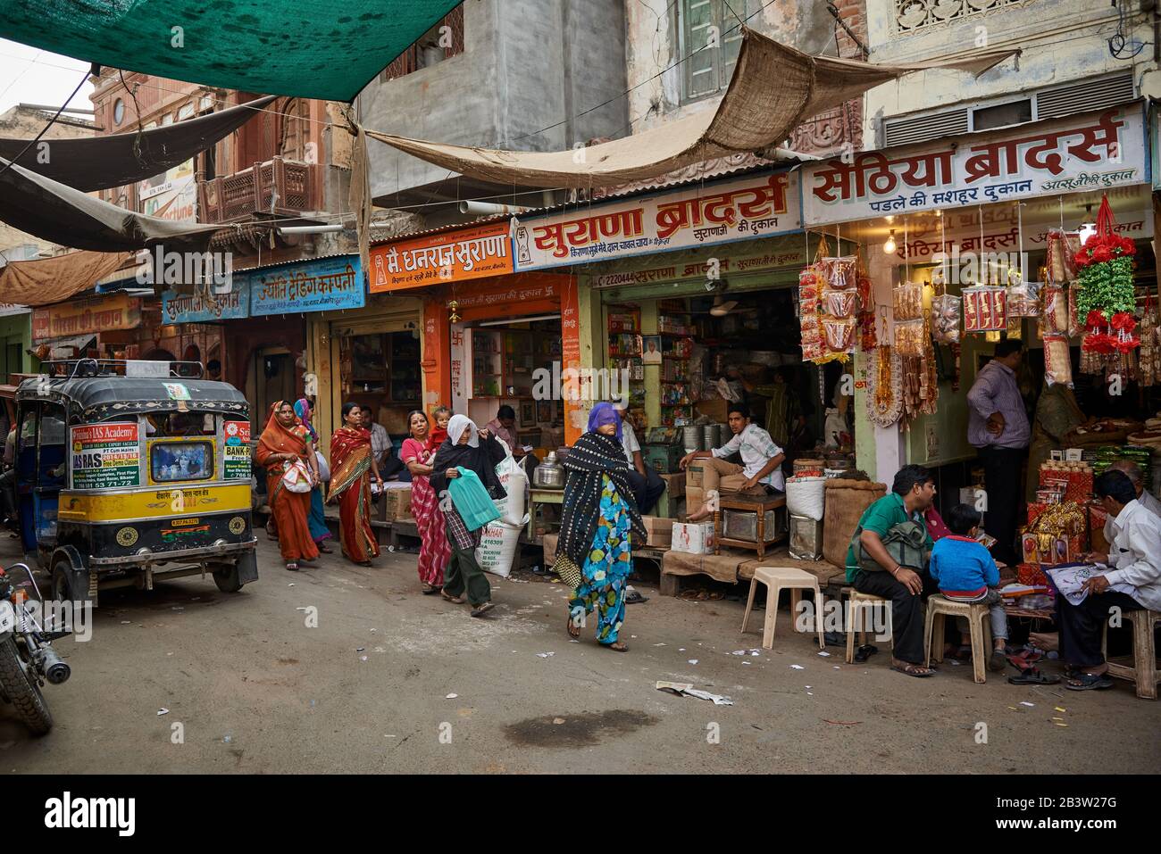 Vita di strada colorata con le donne vestite in saris, Bikaner, Rajasthan, India Foto Stock