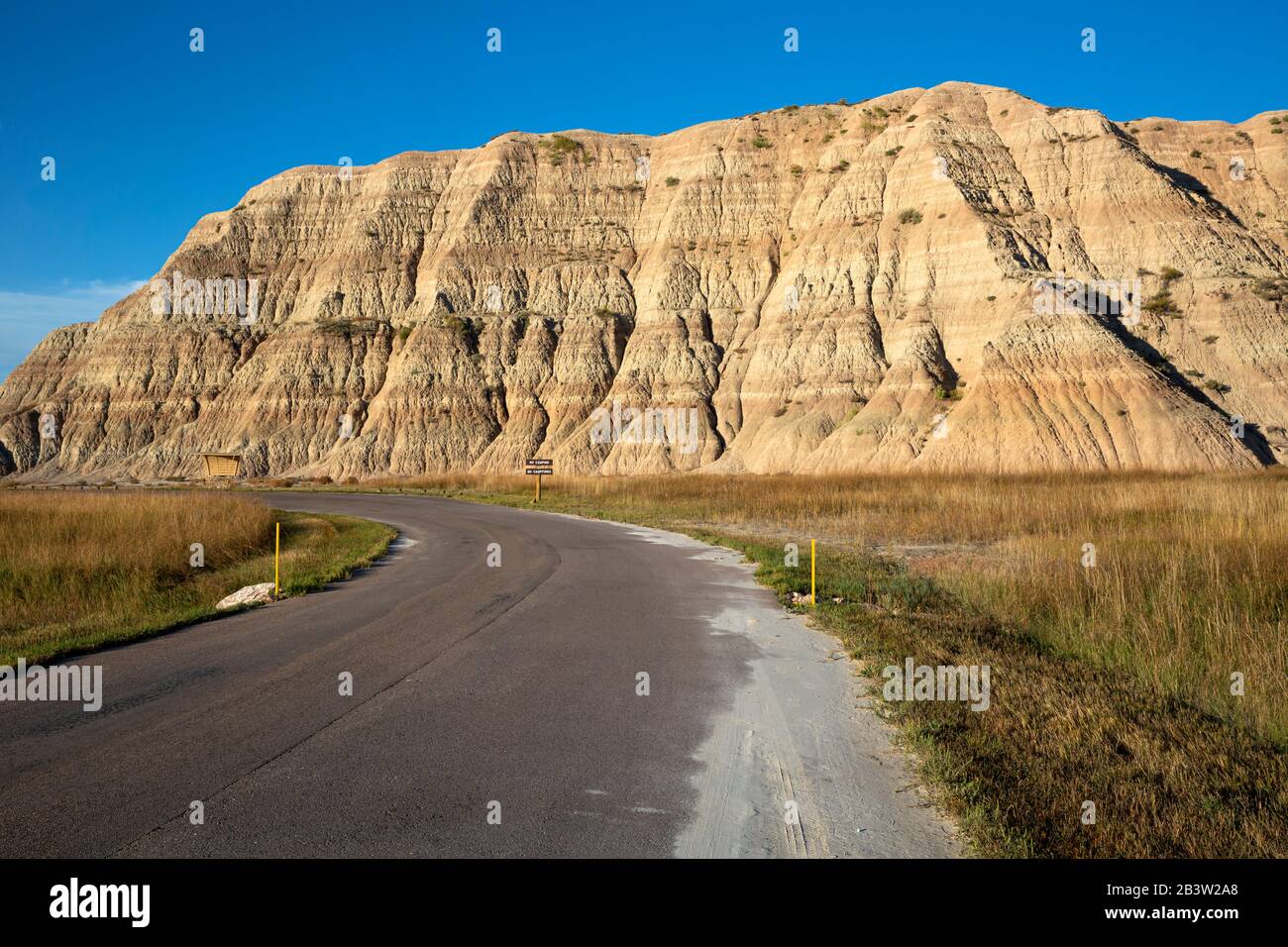 SD00278-00...SOUTH DAKOTA - strada che conduce all'area picnic di Conata nel Badlands National Park. Foto Stock