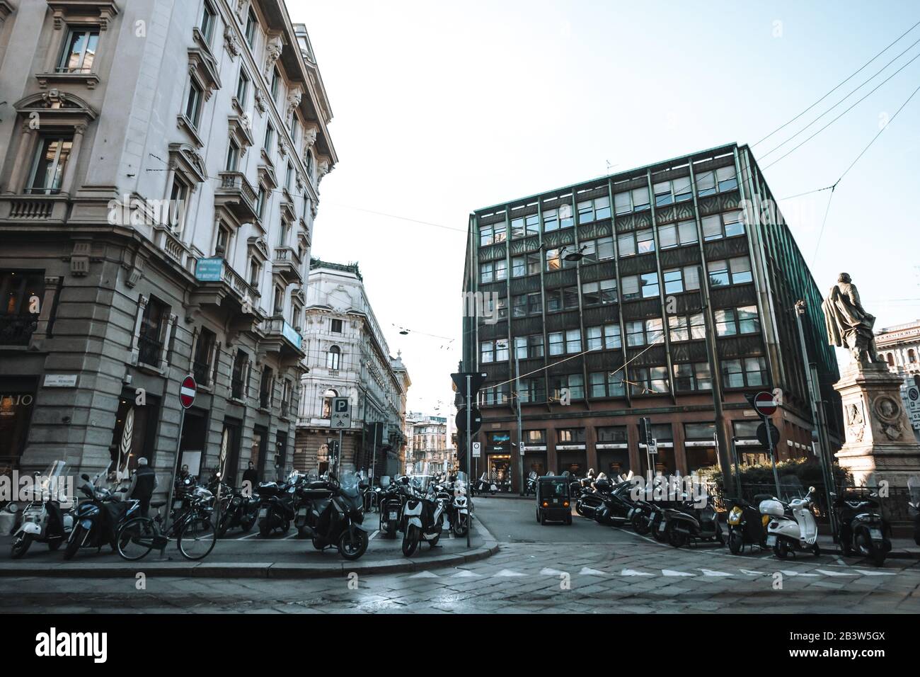 Milano, Italia - 5 febbraio 2016: Street view di Via Giuseppe Mengoni con auto e scooter. La strada si dirige verso Piazza Duomo ed è la sede di Foto Stock