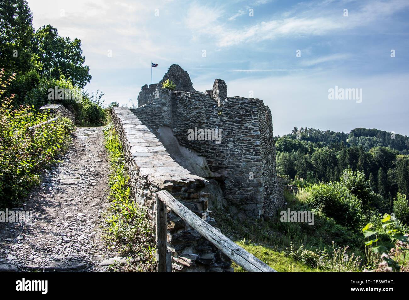 Rovine del castello di Isenburg sull'Iserkopf a Westerwald Foto Stock