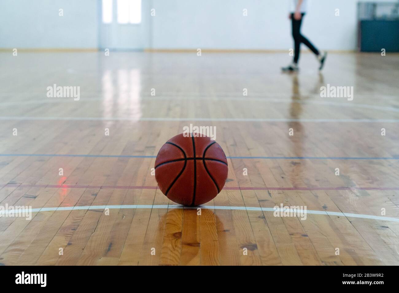 Basket al piano della corte vicino con arena sfocata sullo sfondo Foto Stock