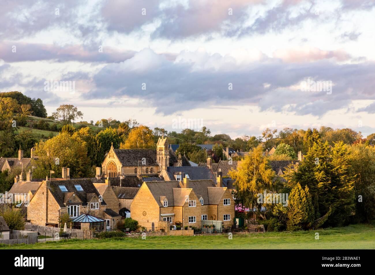 Luce del sole serale sulla città di Chipping Campden, Gloucestershire, Inghilterra, Regno Unito Foto Stock