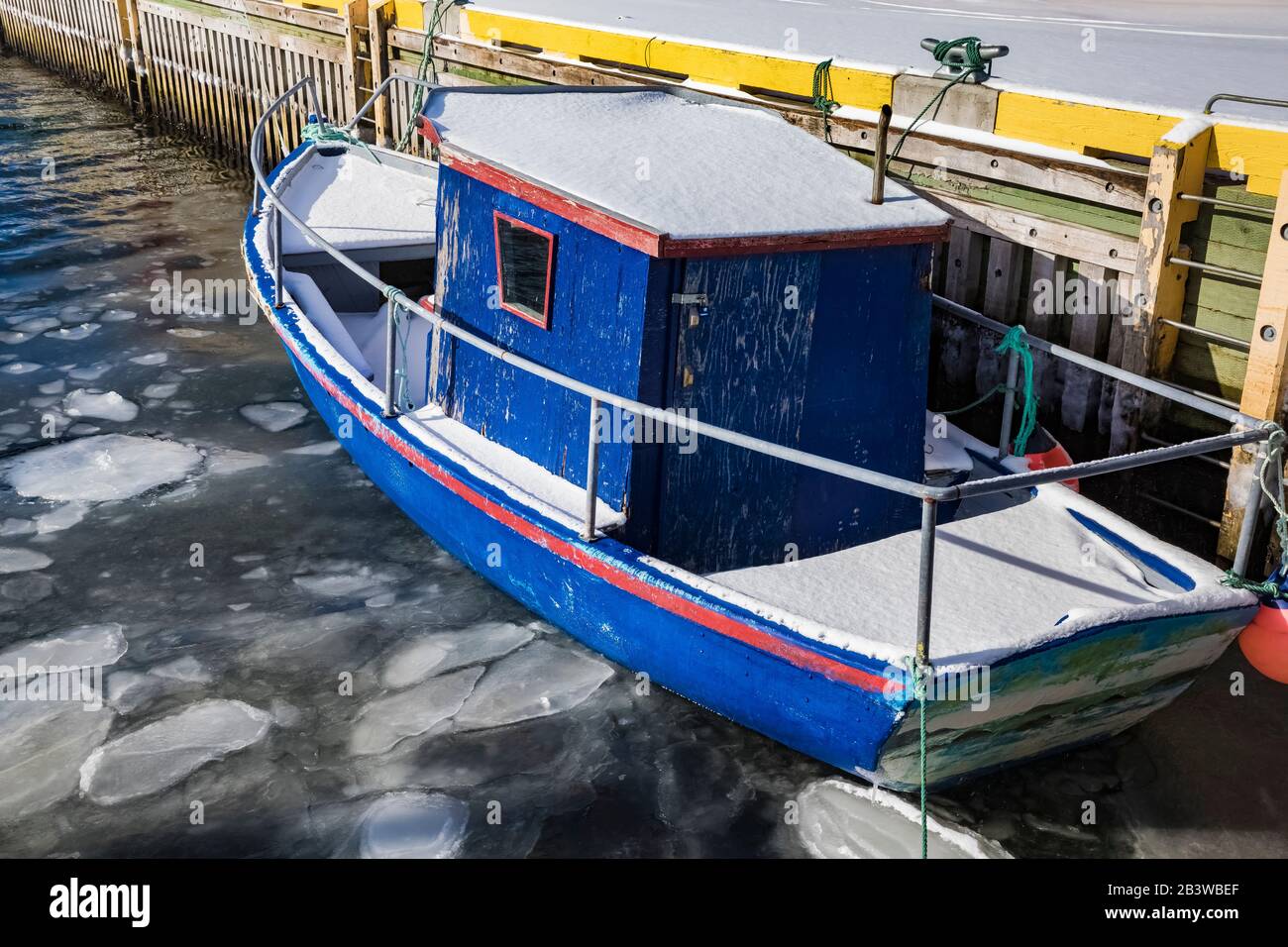 Barca da pesca in inverno lungo la penisola di Avalon a Terranova, Canada [Nessun rilascio di proprietà; disponibile solo per le licenze editoriali] Foto Stock