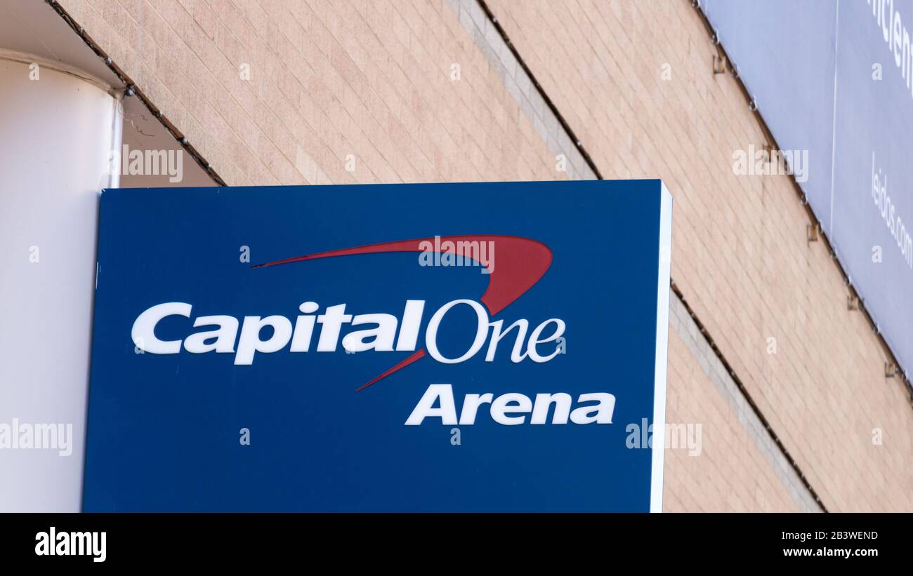 Logo Capital One Arena su un cartello fuori dalla popolare arena al coperto di Washington, D.C., USA. Foto Stock