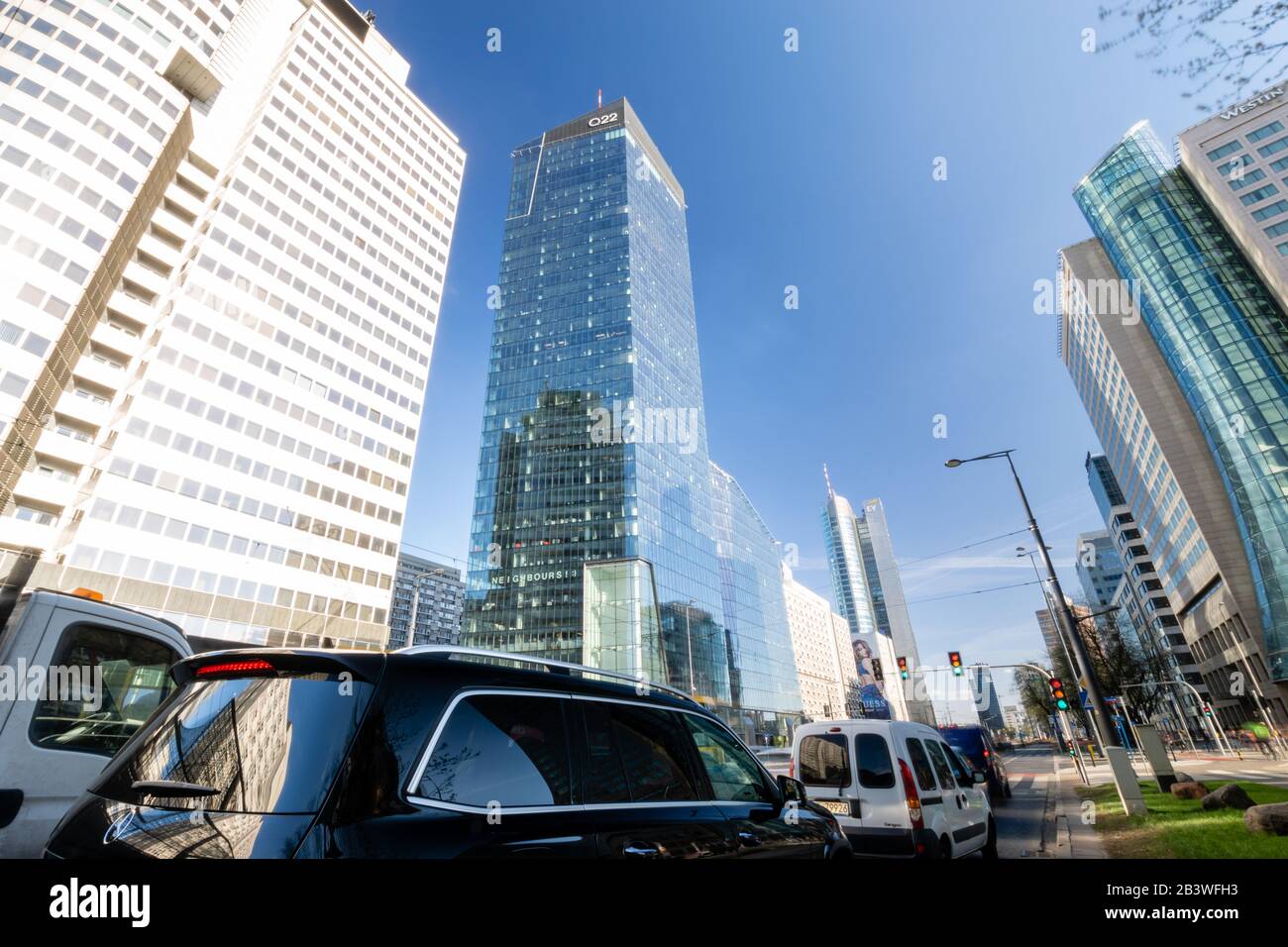 Il moderno centro di Varsavia, il grattacielo Q 22 in primo piano Foto Stock