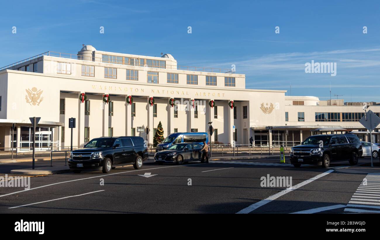 Area degli arrivi/partenze trafficate all'Aeroporto Nazionale di Reagan Washington, Terminal A, in un pomeriggio soleggiato. Foto Stock