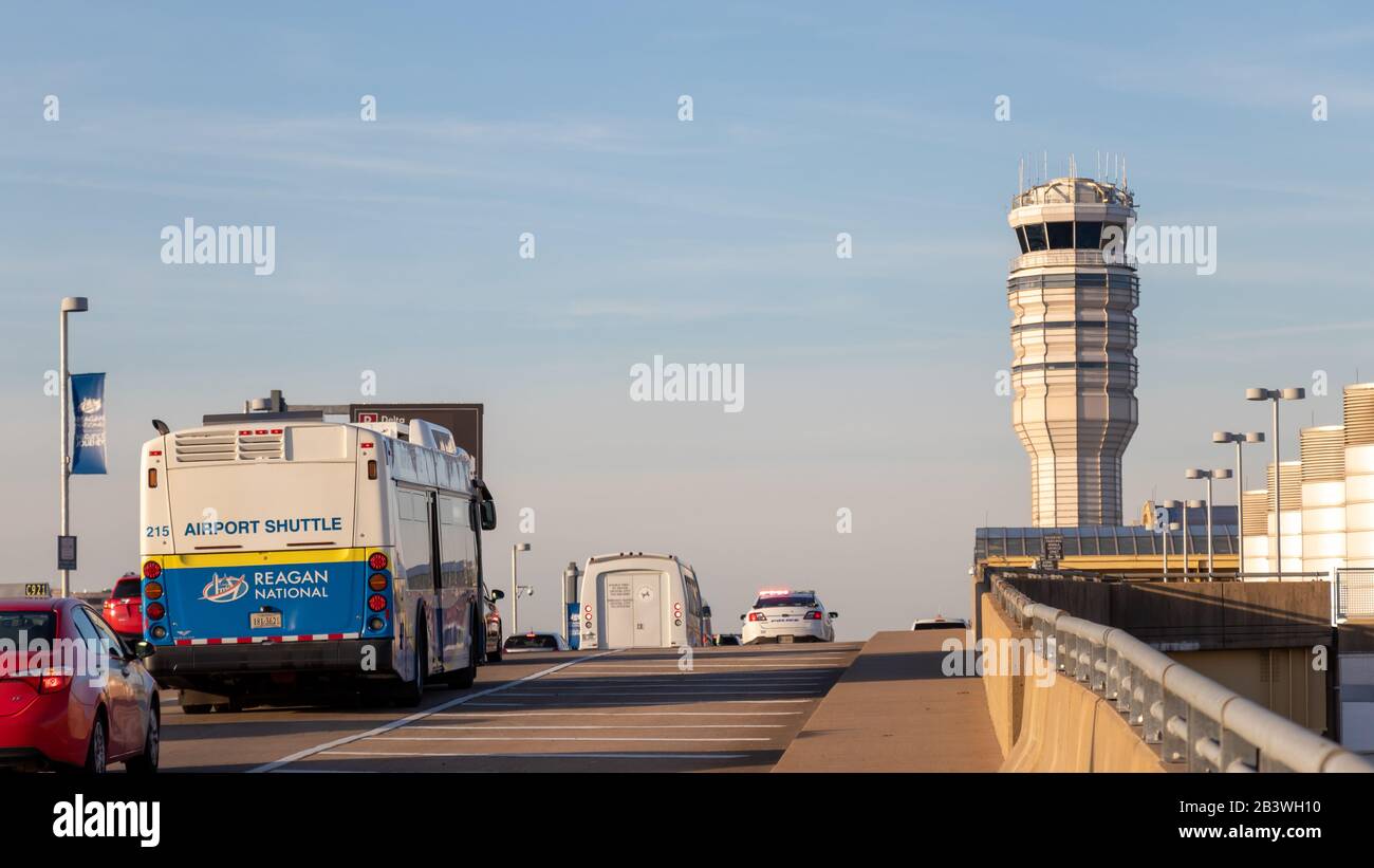 Reagan Washington National Airport navetta bus in direzione Terminal B / C in un pomeriggio soleggiato. Foto Stock