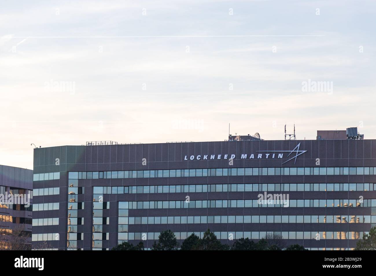 Lockheed Martin firma in cima al loro edificio d'ufficio, Global Vision Center vicino al Pentagono ad Arlington, VR. Foto Stock