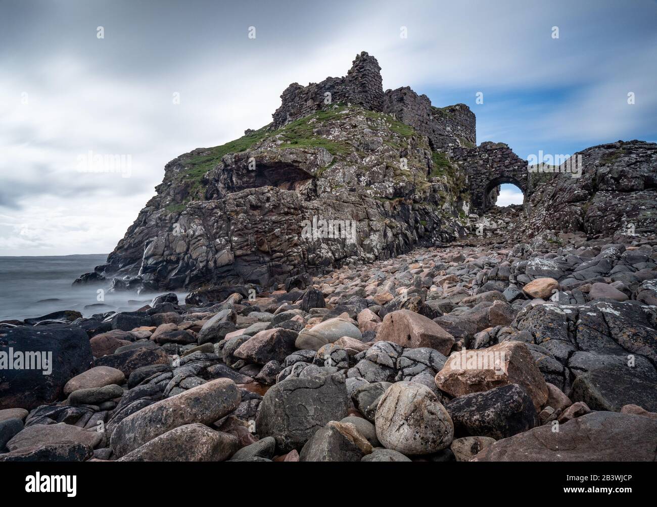 Le rovine del castello di Dunscaith sull'isola di Skye, Scozia, Regno Unito. Foto Stock