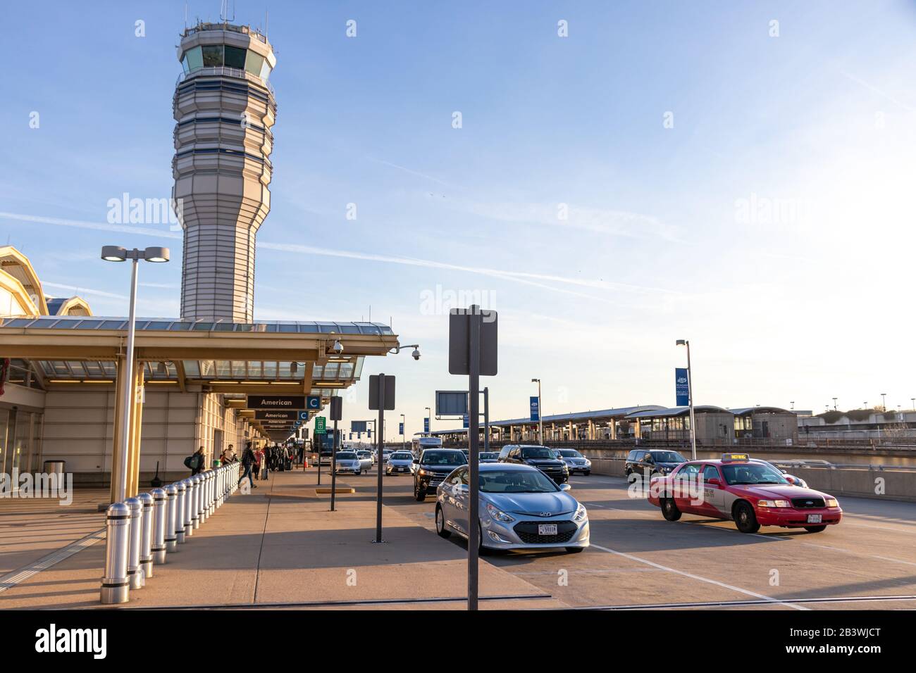 Ronald Reagan Washington National Airport Terminal B/C nel pomeriggio pieno di sole con Air Traffic Control Tower visto sullo sfondo. Foto Stock