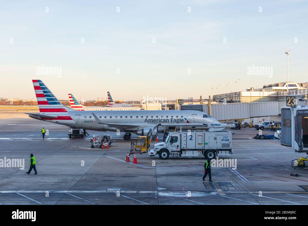 American Eagle Embraer 175, vettore regionale per American Airlines presso un cancello all'aeroporto nazionale Ronald Reagan di Washington. Foto Stock