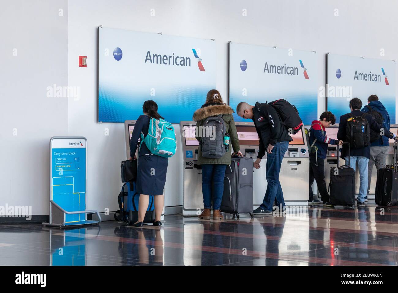 Persone che hanno visto utilizzare i chioschi di check-in self-service per American Airlines all'interno dell'aeroporto nazionale Ronald Reagan di Washington. Foto Stock