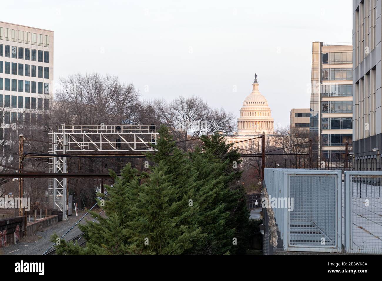 La cupola del palazzo degli Stati Uniti raggiunge il picco fuori nella distanza vista dall'alto una linea ferroviaria che attraversa Washington, D.C. Foto Stock
