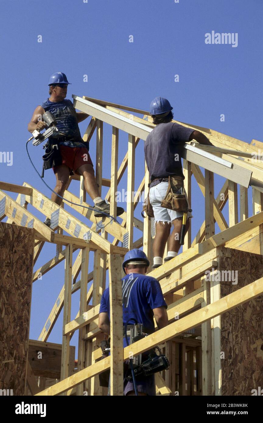 Georgetown Texas USA: I lavoratori edili telaio tetto su casa che fa parte di una comunità di 9.500-casa pensionamento in fase di sviluppo da del Webb. ©Bob Daemmrich Foto Stock