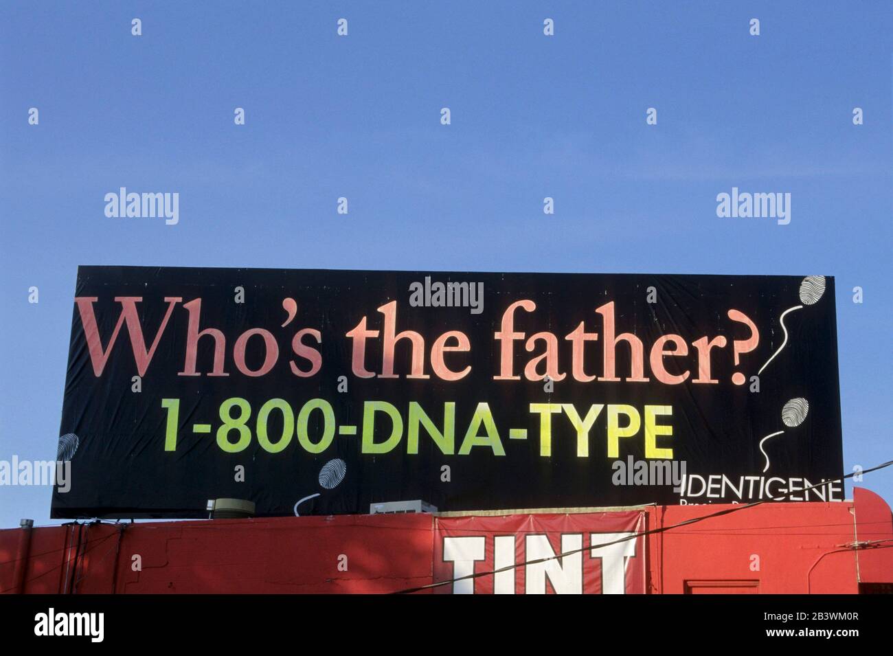 Austin, TX: Cartellone per il servizio DNA-Type in un edificio commerciale. "Chi è il Padre". ©Bob Daemmrich Foto Stock