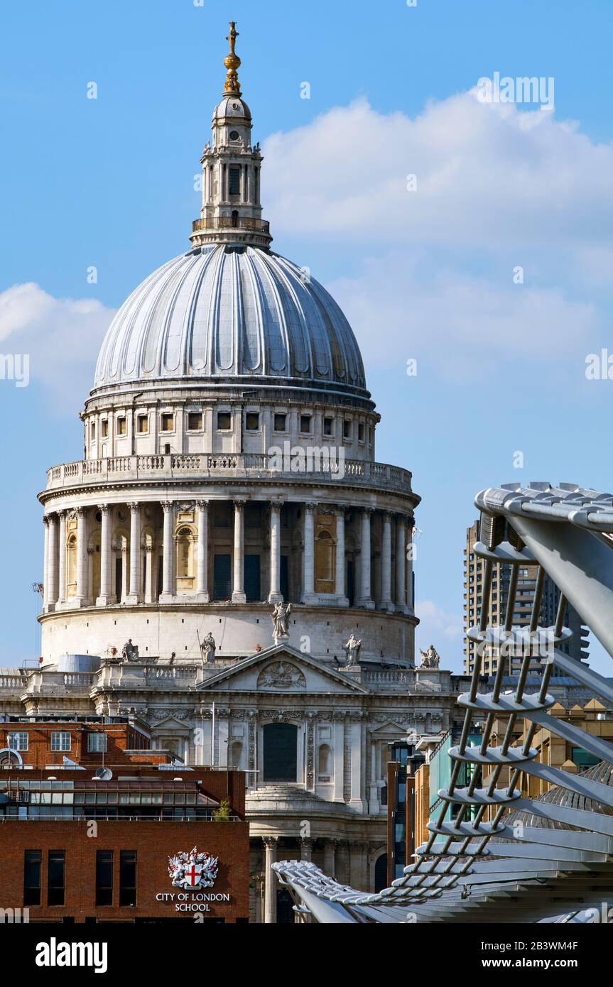 La cupola della Cattedrale di St Paul e il Millennium Bridge, nel centro di Londra, Regno Unito Foto Stock