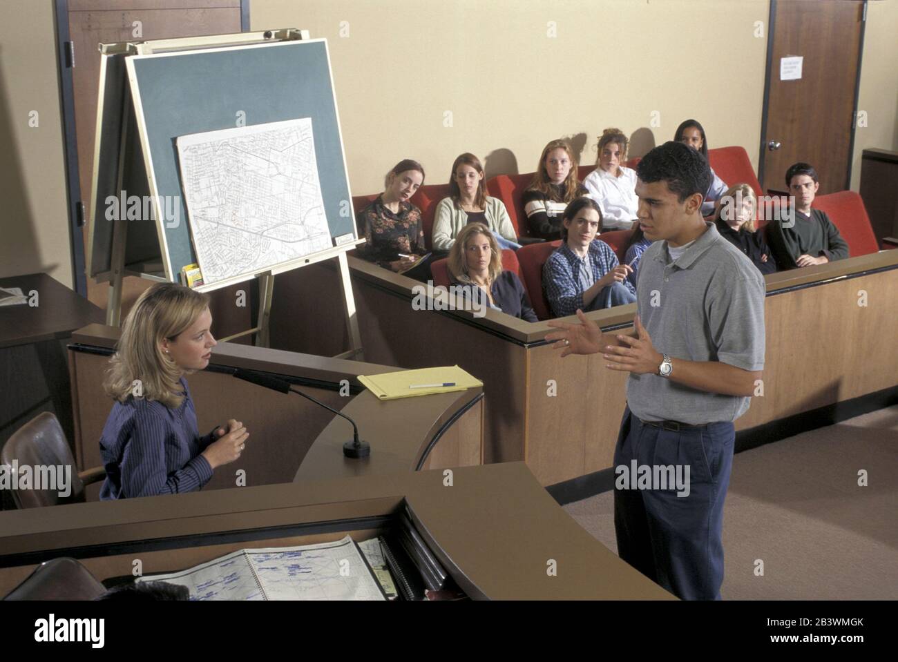 Teen Court: Gli studenti delle scuole superiori imparano il sistema di giustizia penale giocando ruoli in un caso fittizio che coinvolge i loro coetanei. SIGNOR ©Bob Daemmrich Foto Stock