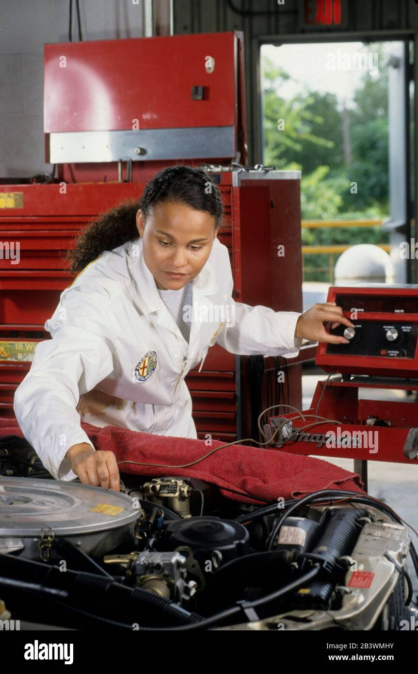 Austin Texas USA, 1999: Meccanico femminile nero che utilizza lo strumento diagnostico elettronico su Mercedes. SIGNOR ©Bob Daemmrich Foto Stock