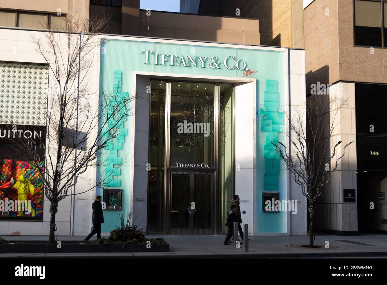 Negozio Tiffany & Co. Nel centro di Toronto visto come la gente cammina vicino in un pomeriggio soleggiato. Foto Stock