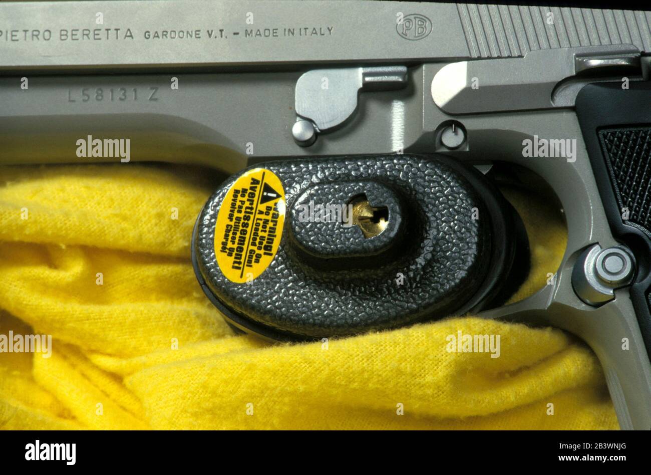 Il blocco del grilletto impedisce l'accensione accidentale della pistola Beretta 9mm (italiana). ©Bob Daemmrich Foto Stock