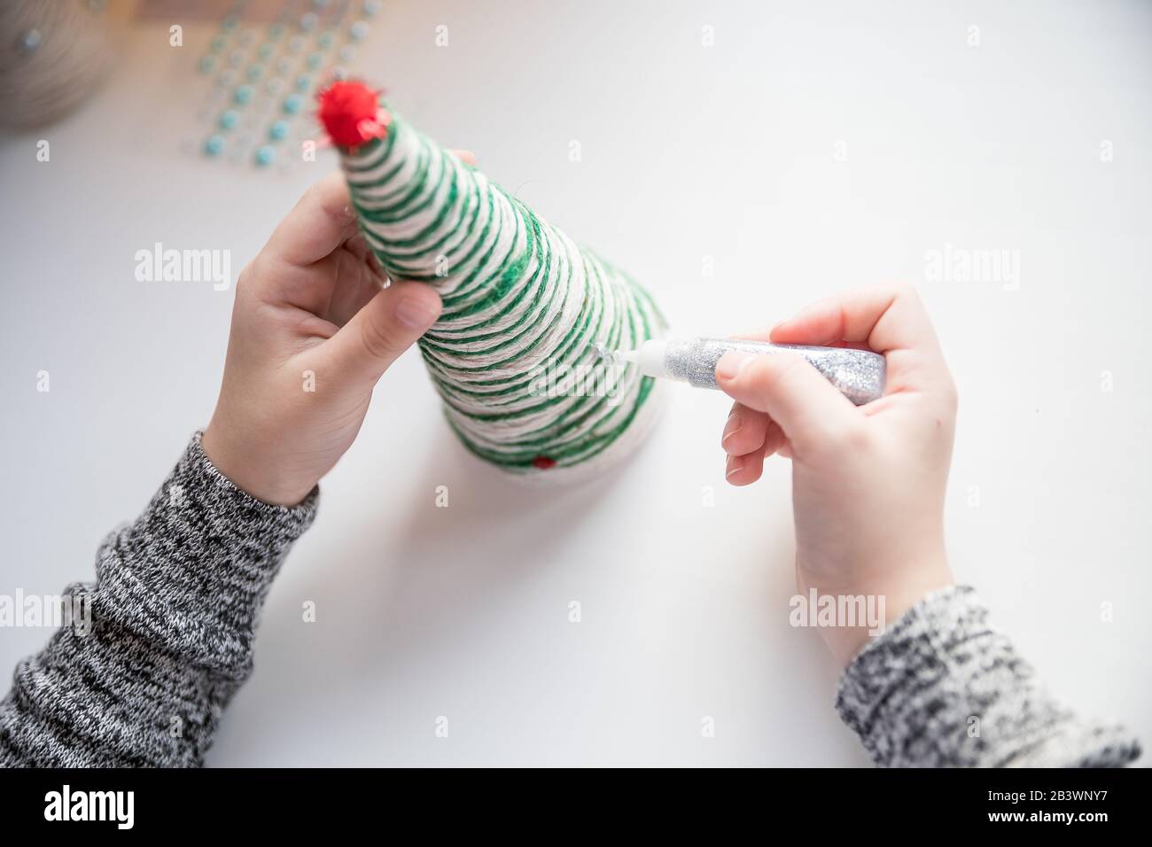 Fare l'albero di Natale . Progetto d'arte originale per bambini. Concetto DIY. Istruzioni dettagliate. Selective focus.making xmas giocattoli decorazione. Allegro Foto Stock