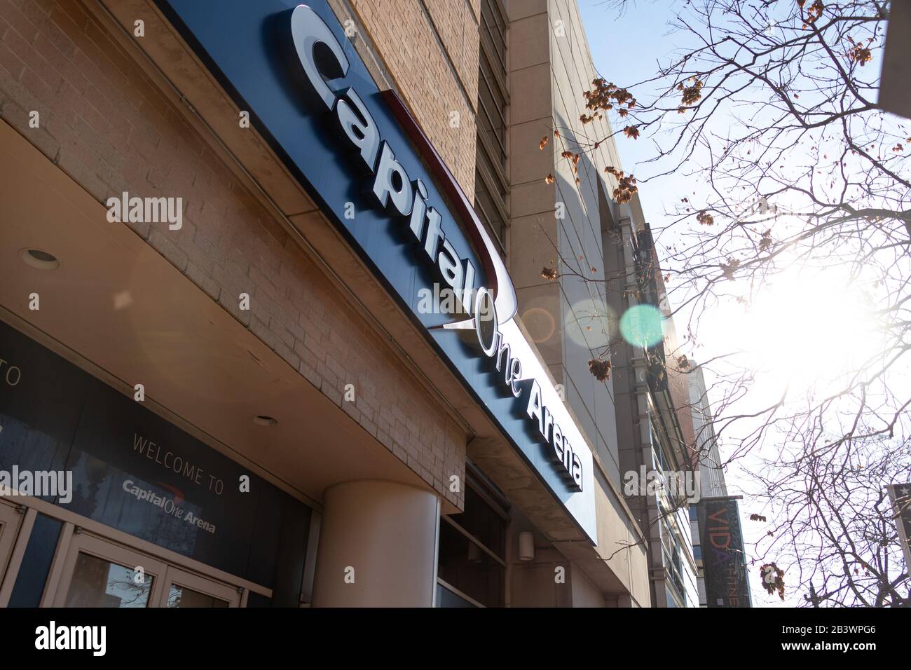 Capital One Arena, firma davanti al popolare luogo sportivo nel centro di Washington, D.C., in un pomeriggio soleggiato. Foto Stock