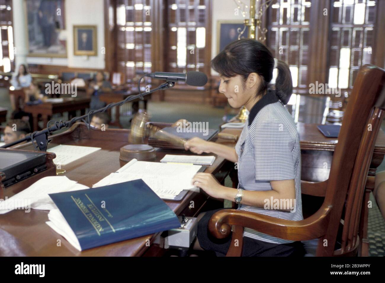 Austin, Texas USA, 1998: Ragazzi che partecipano al laboratorio governativo estivo del National Hispanic Institute per studenti delle scuole superiori, tenuto nella Camera della Casa del Campidoglio del Texas. ©Bob Daemmrich Foto Stock