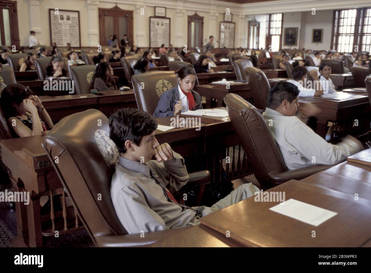 Austin, Texas USA, 1998: Ragazzi che partecipano al laboratorio governativo estivo del National Hispanic Institute per studenti delle scuole superiori, tenuto nella Camera della Casa del Campidoglio del Texas. ©Bob Daemmrich Foto Stock