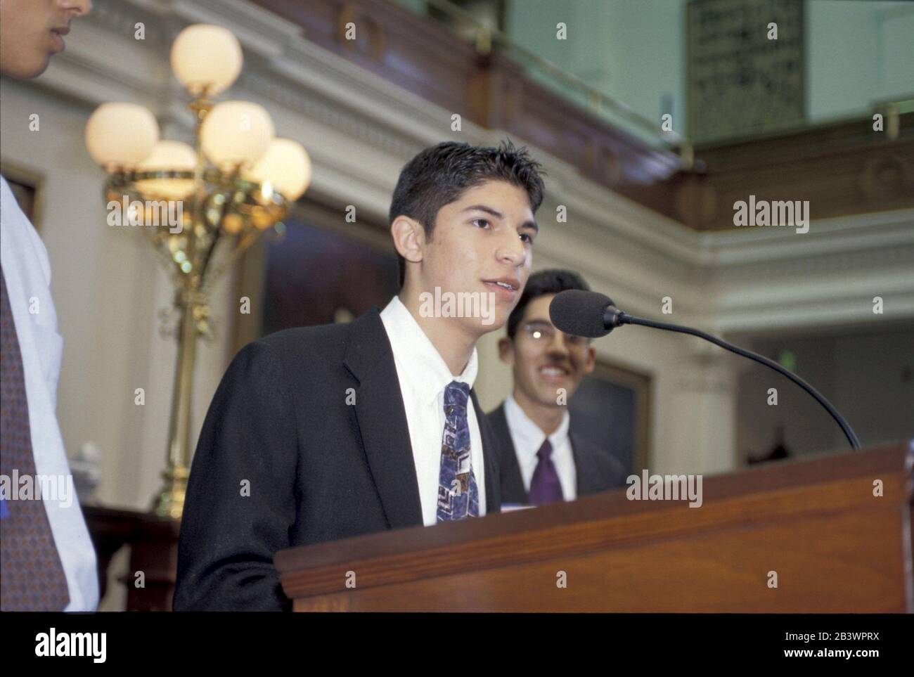 Austin, Texas USA, 1998: Ragazzi che partecipano al laboratorio governativo estivo del National Hispanic Institute per studenti delle scuole superiori, tenuto nella Camera della Casa del Campidoglio del Texas. ©Bob Daemmrich Foto Stock