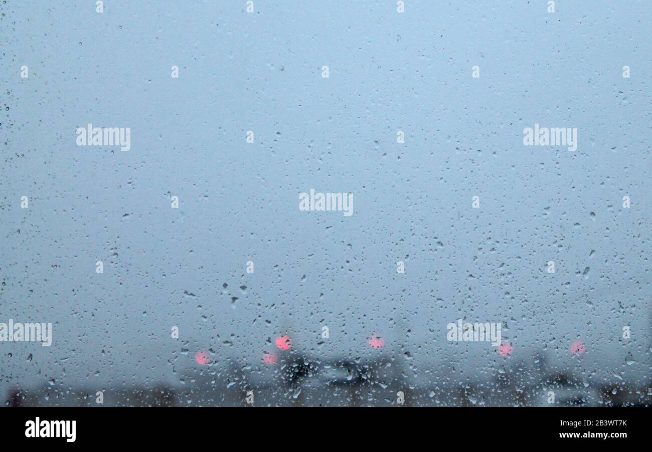 Gocce d'acqua sul vetro dopo la pioggia, foto panoramica. Stock foto per sfondo e sfondo, con spazio vuoto per testo e design Foto Stock