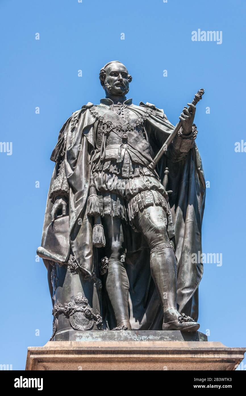 Sydney, Australia - 11 dicembre 2009: Closeup della statua di bronzo di Alberto Il Buon, principe consorte della regina Victoria, su piedistallo di pietra beige contro Foto Stock