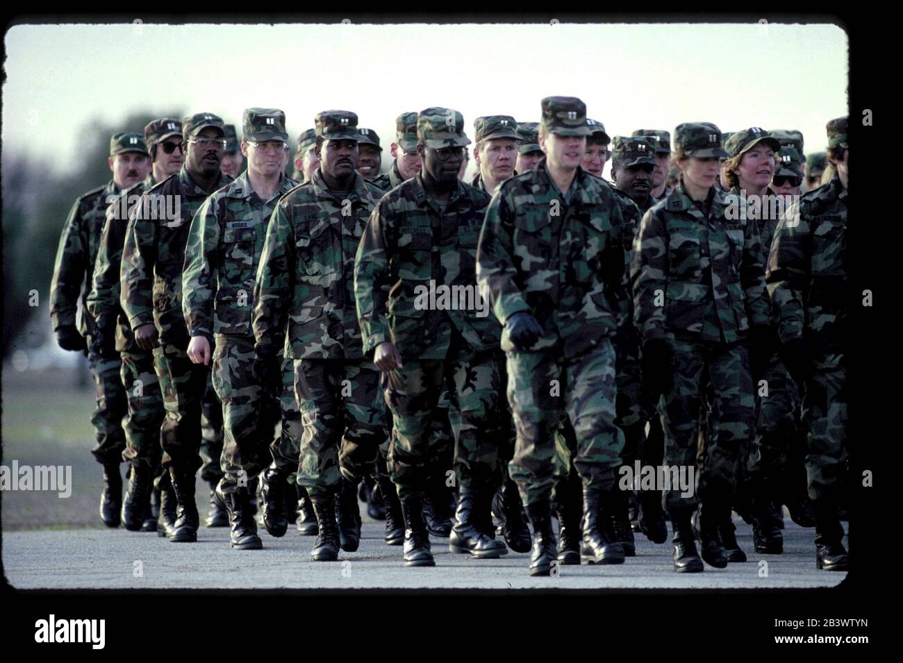 San Antonio Texas USA: I soldati dell'esercito degli Stati Uniti marciano in formazione durante gli esercizi a Fort Sam Houston. ©Bob Daemmrich Foto Stock