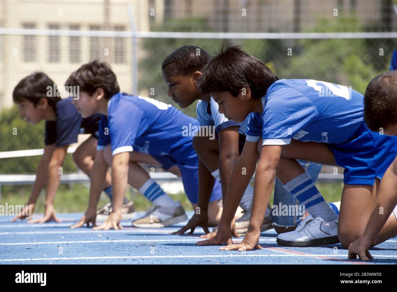 San Antonio, Texas USA: I ragazzi si sono schierati per l'inizio della gara al track meet per i terzo-quinto-grader. ©Bob Daemmrich Foto Stock