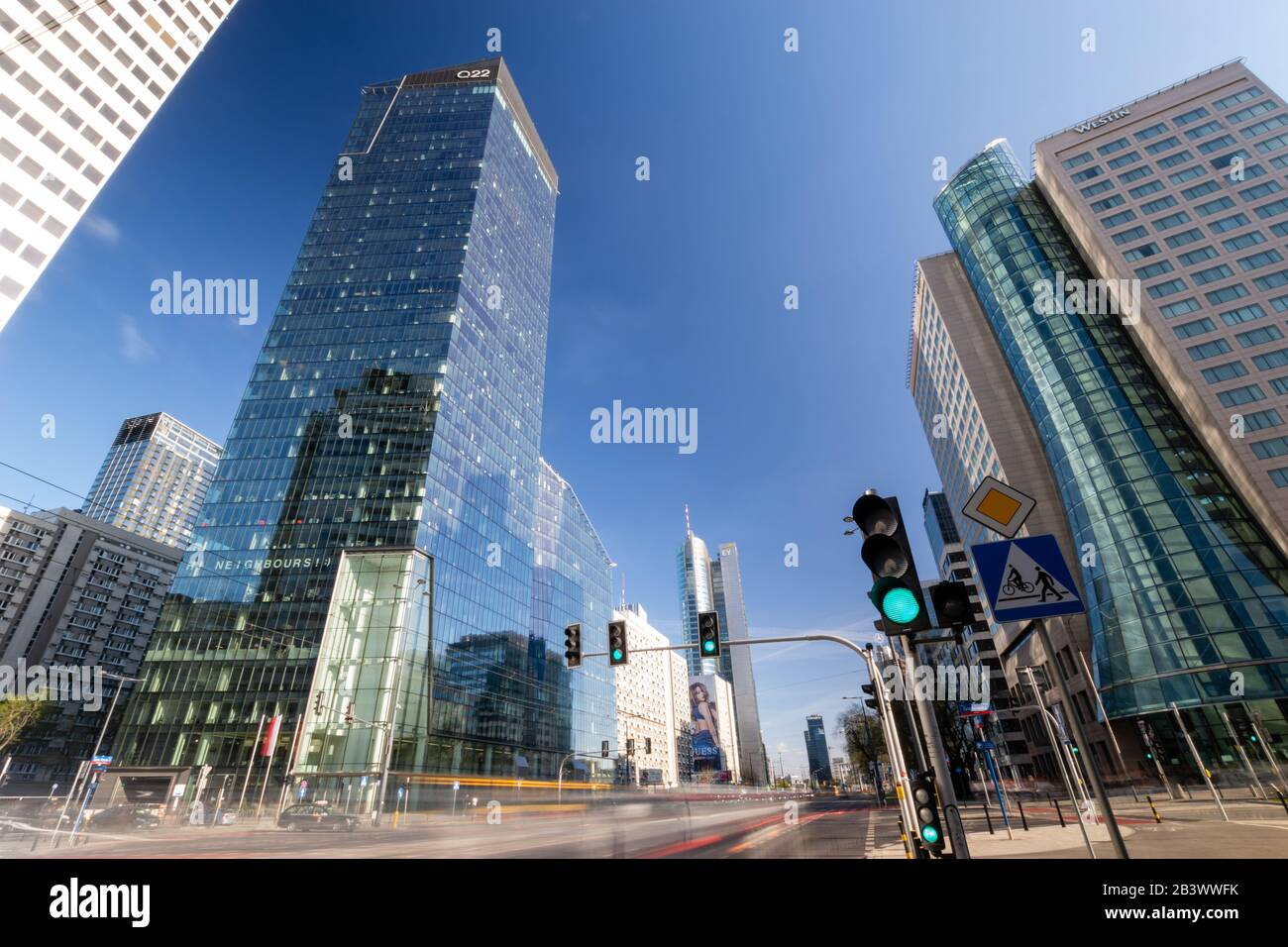 Il moderno centro di Varsavia, il grattacielo Q 22 in primo piano Foto Stock