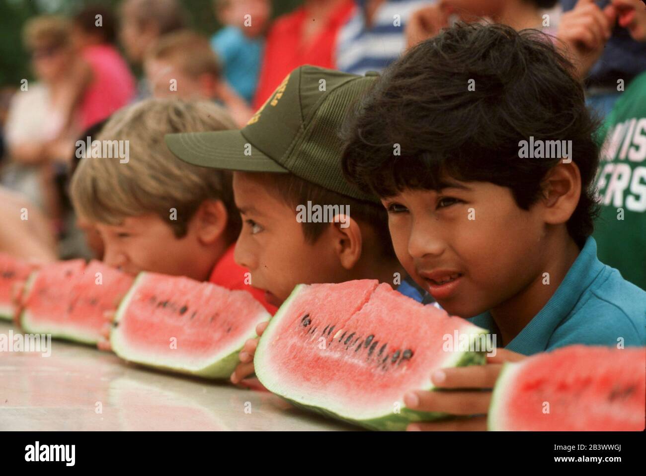 Luling, Texas, USA: Concorso di mangiare cocomero per bambini, parte del festival annuale Watermelon Thump di Luling. ©Bob Daemmrich Foto Stock Luling, Texas, USA: Concorso di mangiare cocomero per bambini, parte del festival annuale Watermelon Thump di Luling. ©Bob Daemmrich Foto Stock