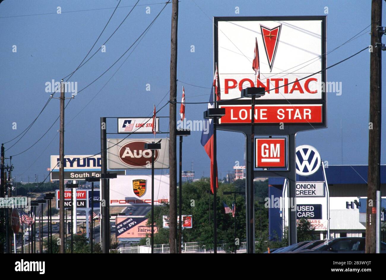 Austin, Texas Stati Uniti d'America: La concessionaria di auto si insignica lungo la striscia di 'Motor Mile' lungo l'autostrada nel sud di Austin. ©Bob Daemmrich Foto Stock