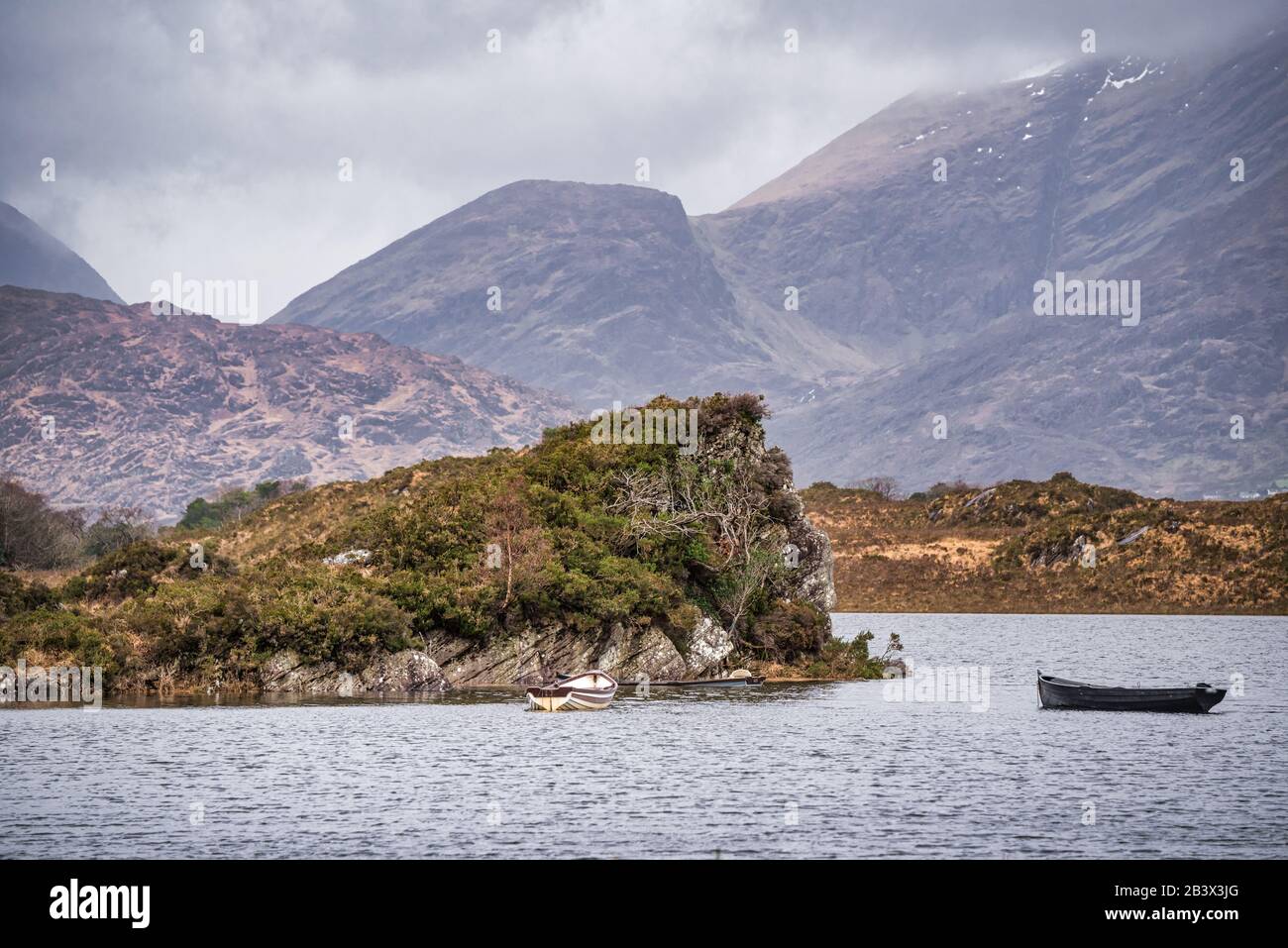 Barche a remi sul Lago superiore di Killarneys nel Parco Nazionale della Contea di Kerry Foto Stock