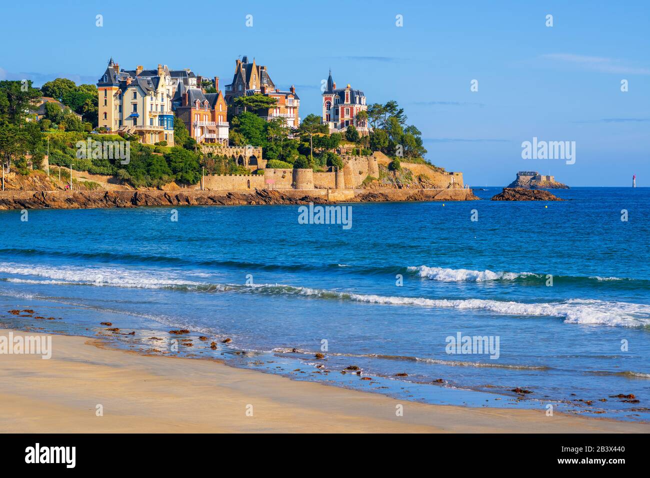 Spiaggia di sabbia e ville storiche a Dinard, Bretagna, Francia. Dinard è una popolare località balneare sulla costa francese dell'oceano Atlantico. Foto Stock