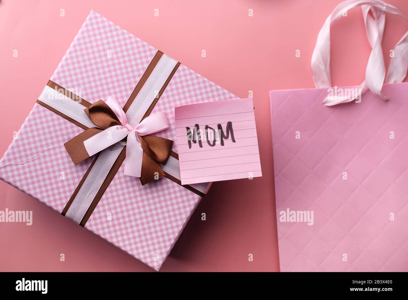 concetto del giorno della madre con il regalo di colore rosa sul tavolo Foto Stock