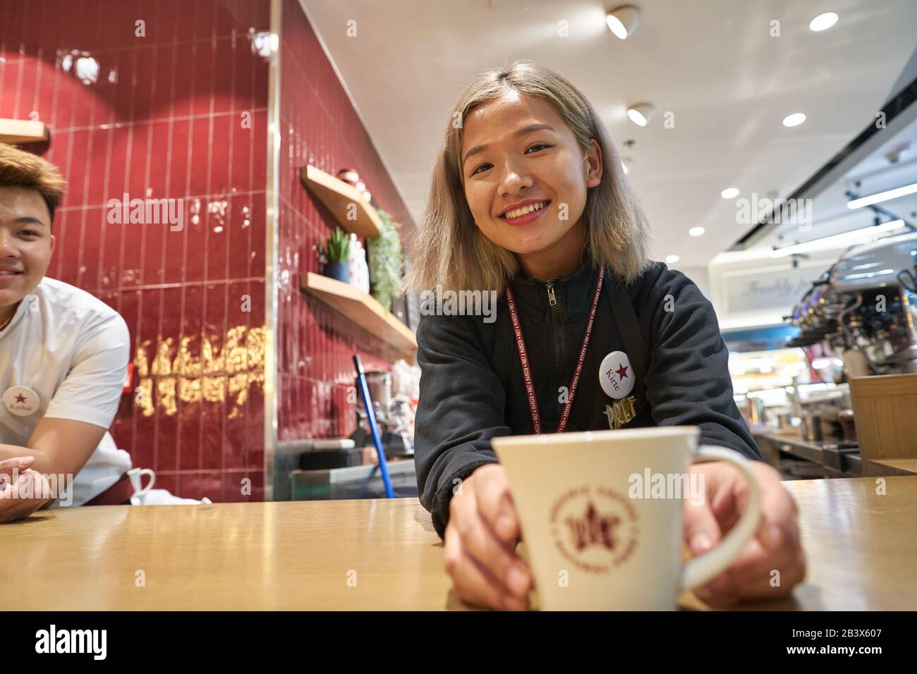 Hong KONG, CINA - CIRCA GENNAIO 2019: Ritratto indoor di un barista al Pret a Manger. Pret a Manger è una catena internazionale di paninetteria con sede in Foto Stock